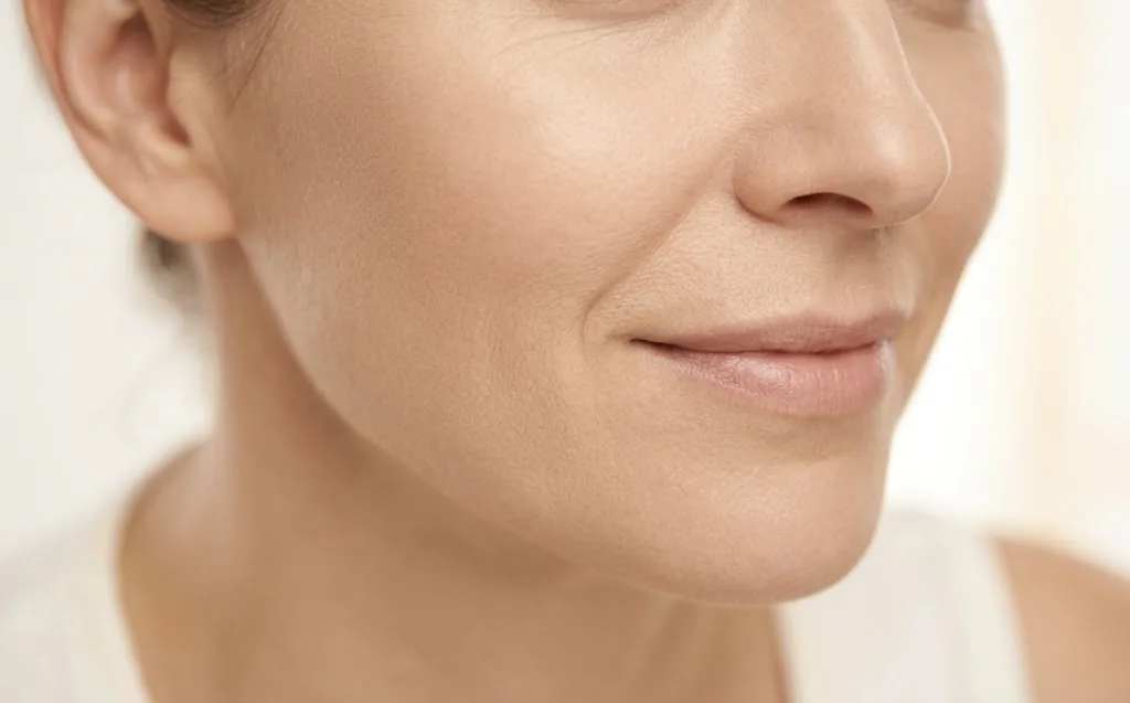 Volumenaufbau und Konturierung mit Hyaluronsäure